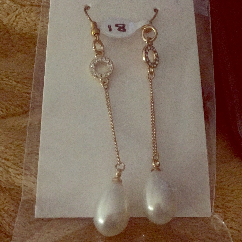 Long faux pearl teardrop on a golden chain earring
